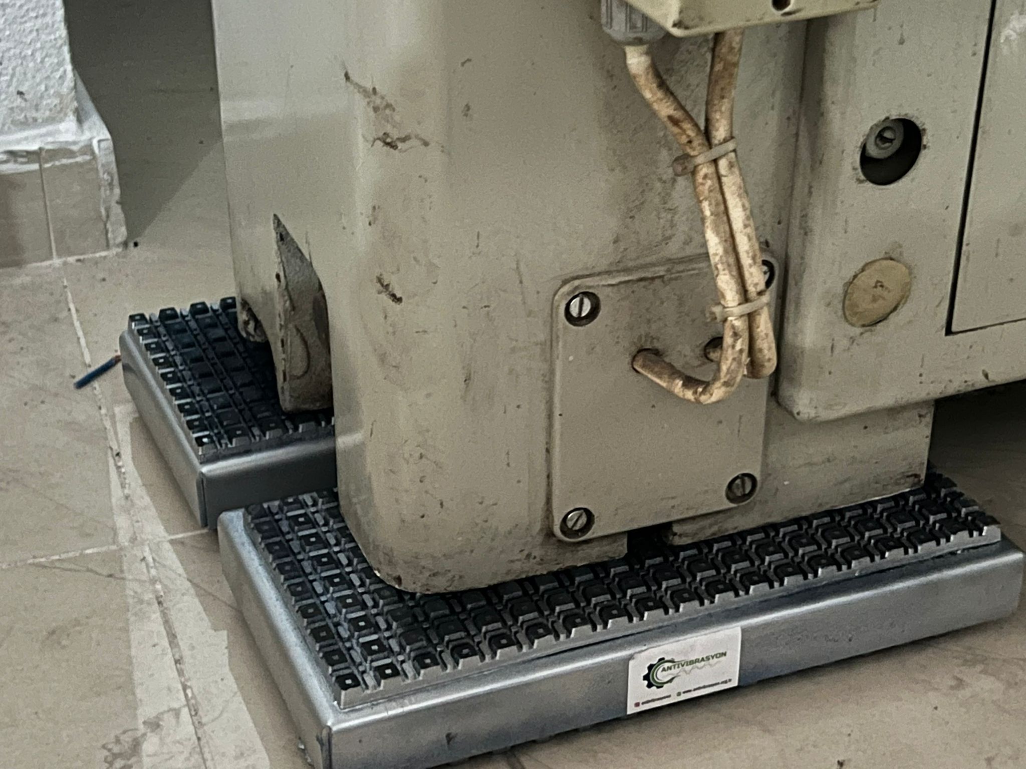 Titreşim önleyici makine ayakları